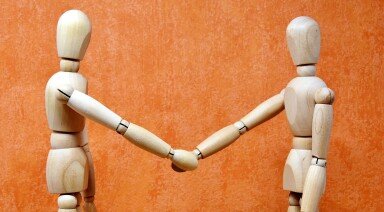 holding-hands-3147067_1920.jpg
